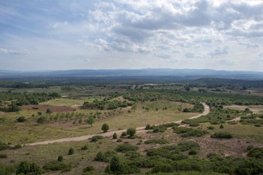 Valbona çevresinde yeşil dağlar ve berrak gökyüzü