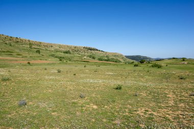 Valdelinares dağlar yaz güneşli bir gün