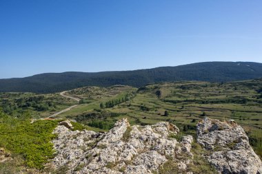 Valdelinares dağlar yaz güneşli bir gün
