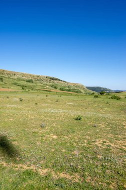 Valdelinares dağlar yaz güneşli bir gün