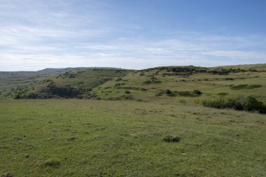 Valdelinares dağlar yaz güneşli bir gün