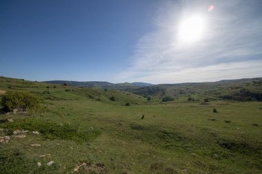 Valdelinares dağlar yaz güneşli bir gün