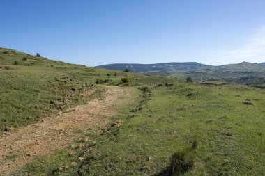 Valdelinares dağlar yaz güneşli bir gün