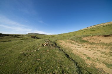Valdelinares dağlar yaz güneşli bir gün
