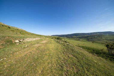 Valdelinares dağlar yaz güneşli bir gün