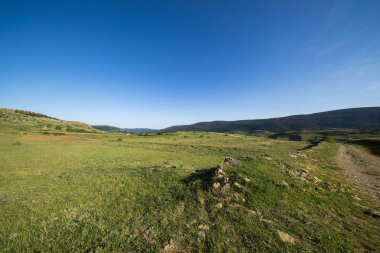Valdelinares dağlar yaz güneşli bir gün