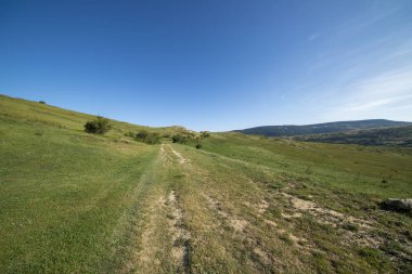 Valdelinares dağlar yaz güneşli bir gün