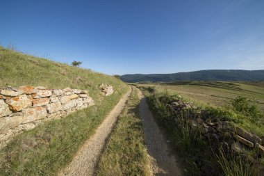 Yaz aylarında Valdelinares Dağları üzerinden yol