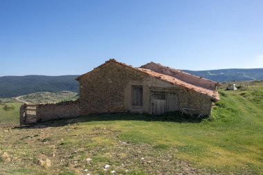 Dağlarda terk edilmiş ev, Yaz Valdelinares