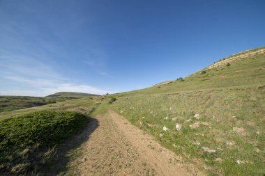 Yaz aylarında Valdelinares Dağları üzerinden yol