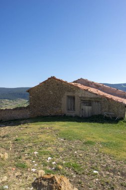 Dağlarda terk edilmiş ev, Yaz Valdelinares