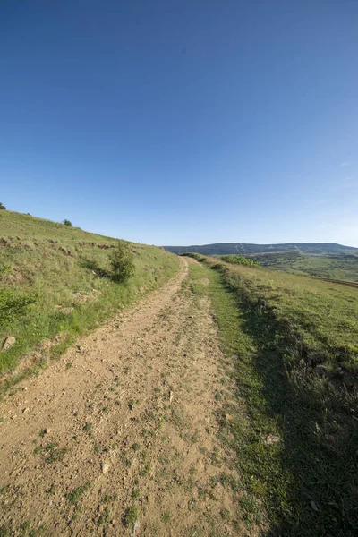 Chemin à travers les montagnes de Valdelinares en été — Photo