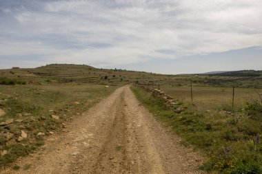 Valdelinares dağlar yaz güneşli bir gün