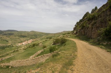 Valdelinares dağlar yaz güneşli bir gün