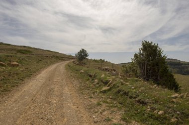 Valdelinares dağlar yaz güneşli bir gün