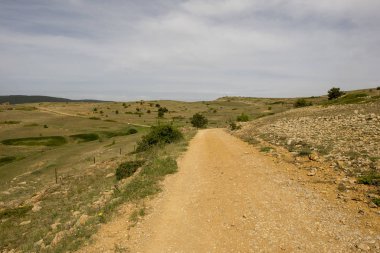 Valdelinares dağlar yaz güneşli bir gün