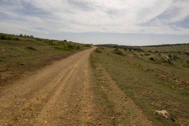 Valdelinares dağlar yaz güneşli bir gün