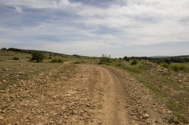 Valdelinares dağlar yaz güneşli bir gün