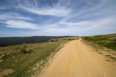 Valdelinares dağlar yaz güneşli bir gün