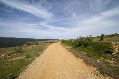 Valdelinares dağlar yaz güneşli bir gün