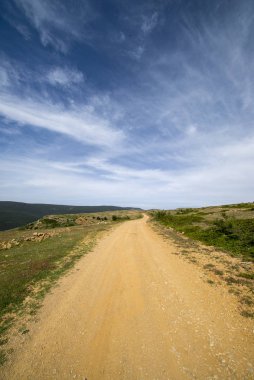 Valdelinares dağlar yaz güneşli bir gün