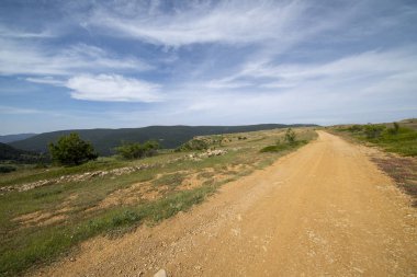 Valdelinares dağlar yaz güneşli bir gün