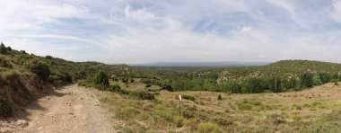 Yaz aylarında Valdelinares Dağları üzerinden yol