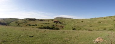 Yaz aylarında Valdelinares Dağları üzerinden yol
