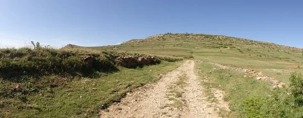 Weg durch die Berge von Valdelinares im Sommer — Stockfoto