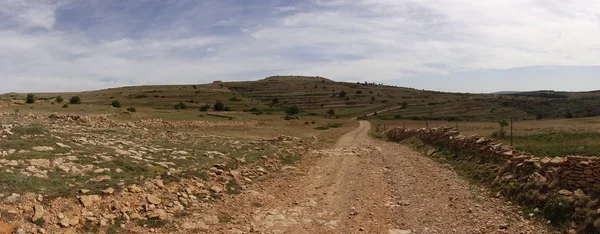 Chemin à travers les montagnes de Valdelinares en été — Photo