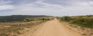 Yaz aylarında Valdelinares Dağları üzerinden yol