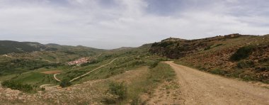 Yaz aylarında Valdelinares Dağları üzerinden yol