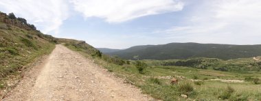 Yaz aylarında Valdelinares Dağları üzerinden yol