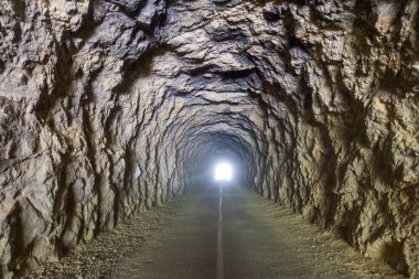 Tarragona Ebro yeşil yolda bir tünel