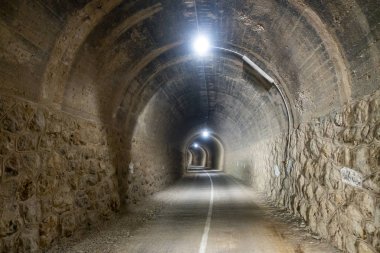 Tarragona Ebro yeşil yolda bir tünel