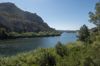 Tarragona'nın yeşil yolunun yanındaki Ebro nehri