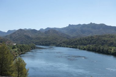 Tarragona'nın yeşil yolunun yanındaki Ebro nehri