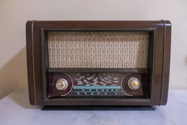 Um rádio velho em uma mesa laranja — Fotografia de Stock