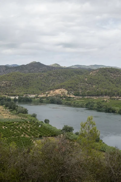 De rivier de Ebro op weg naar Tortosa in Tarragona — Stockfoto