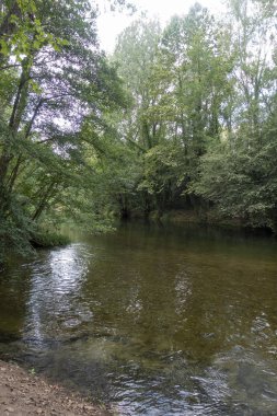 Carrilet, Girona'nın yeşil yolunun yanındaki nehir ter