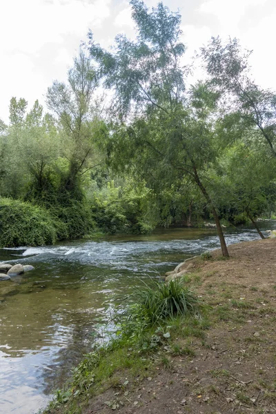 赫罗纳卡里莱特绿道旁的河河 — 图库照片