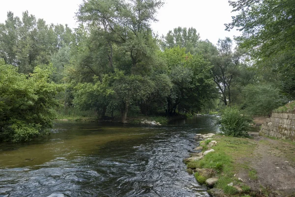 O ter do rio ao lado do greenway de Carrilet, Girona — Fotografia de Stock