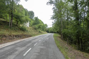 Katalan Pireneler'de Olot ve Ripoll arasındaki yol