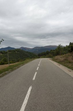 Katalan Pireneler'de Olot ve Ripoll arasındaki yol