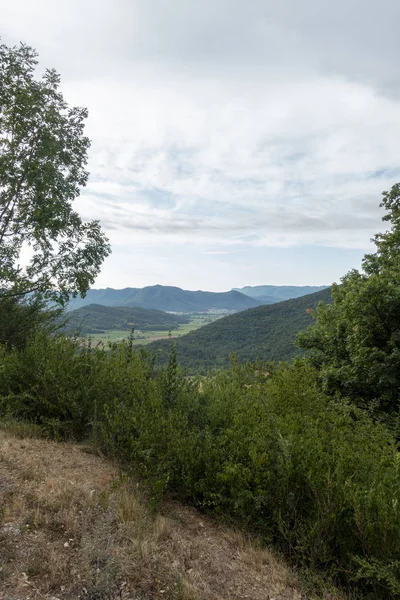 加泰罗尼亚比利牛斯山脉的奥洛特和里波尔之间的道路 — 图库照片