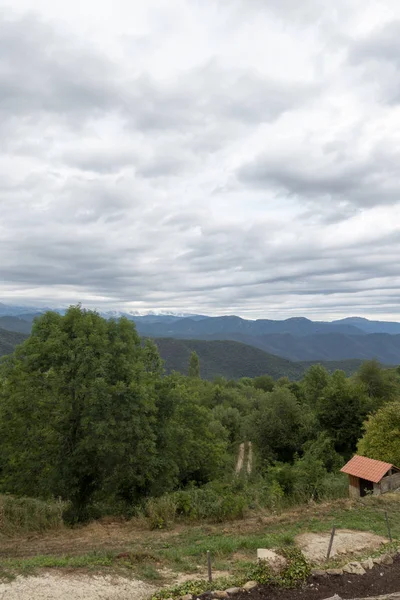 カタロニアピレネー山脈のオロットとリポルの間の道路 — ストック写真