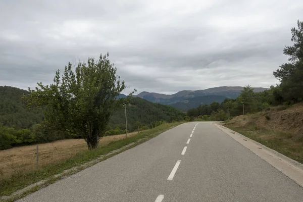 Straße zwischen olot und ripoll in den katalanischen Pyrenäen — Stockfoto
