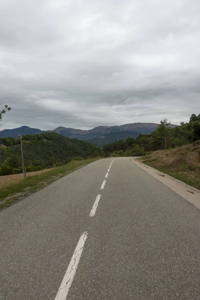 Carretera entre Olot y Ripoll en los Pirineos Catalanes — Foto de Stock