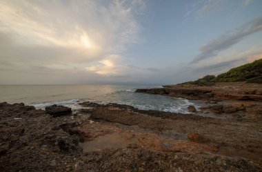 Oropesa del Mar sahilinde bulutlu gündoğumu