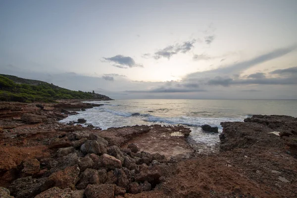 Nascer do sol nublado na costa de Oropesa del Mar — Fotografia de Stock